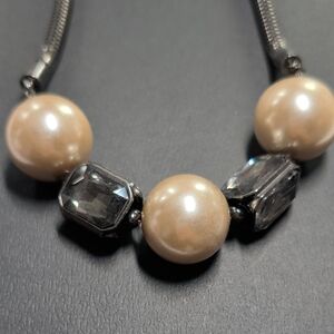 Elegant Pearl and Crystal Necklace
